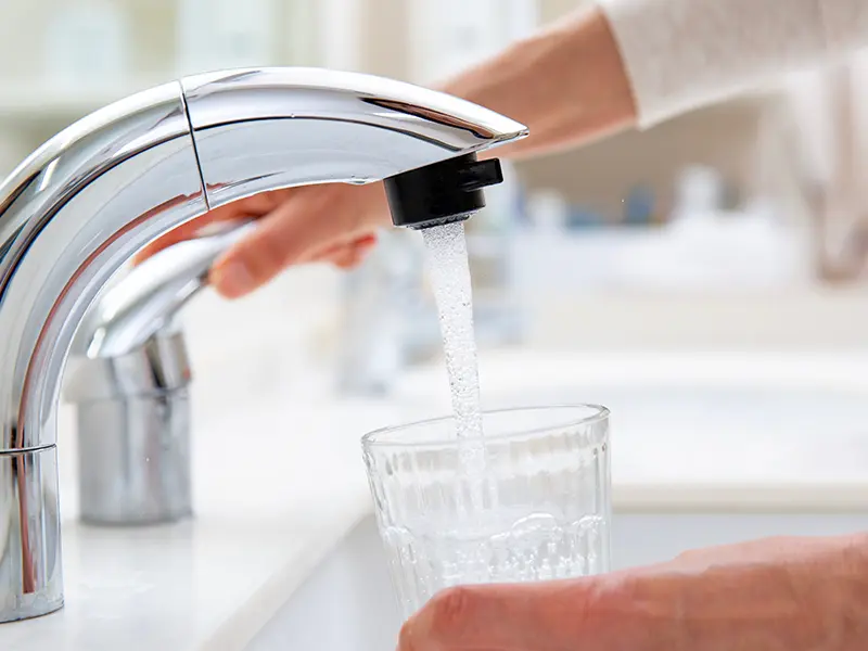 Eau douce sortant d'un robinet